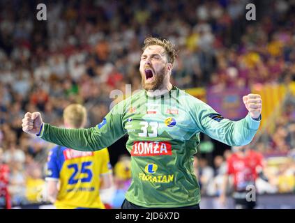 Il 18th giugno 2022 a Koeln/Germania, la Jubilation goalwart Andreas WOLFF (Kielce), la finale quattro della Handball Champions League, semifinali, Telekom Veszrem HC contro Lomza vive Kielce. Â Foto Stock