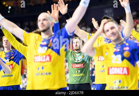 Il giubilo finale svanisce Andreas WOLFF (Kielce) e la sua squadra, Handball Champions League Final Four, semifinali, Telekom Veszprem HC contro Lomza vive Kielce, il 18th giugno 2022 a Koeln/Germania. Â Foto Stock