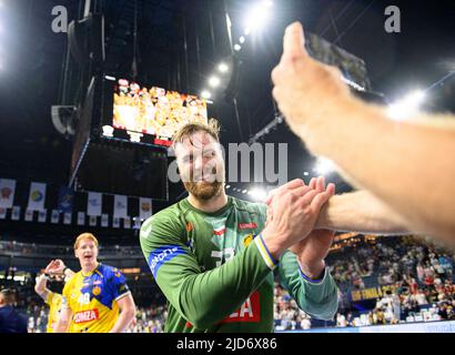 Giubilo finale: Andreas WOLFF (Kielce), Fives alti, Handball Champions League Final Four, semifinali, Telekom Veszprem HC vs. Lomza vive Kielce, il 18th giugno 2022 a Koeln/Germania. Â Foto Stock