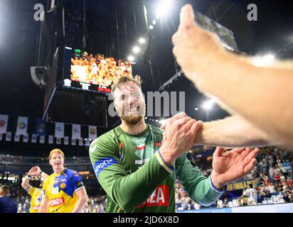 Giubilo finale: Andreas WOLFF (Kielce), Fives alti, Handball Champions League Final Four, semifinali, Telekom Veszprem HC vs. Lomza vive Kielce, il 18th giugno 2022 a Koeln/Germania. Â Foto Stock