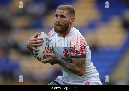 Sam Tomkins #1 della squadra inglese del campionato nazionale di rugby corre con la palla Foto Stock
