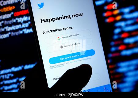 India. 18th giugno 2022. In questa illustrazione Foto viene visualizzata un'applicazione Twitter su uno smartphone android . (Foto di Avishek Das/SOPA Images/Sipa USA) Credit: Sipa USA/Alamy Live News Foto Stock