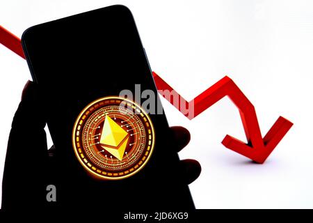 India. 18th giugno 2022. In questa illustrazione della foto viene visualizzato un logo Ethereum su uno smartphone android. (Foto di Avishek Das/SOPA Images/Sipa USA) Credit: Sipa USA/Alamy Live News Foto Stock