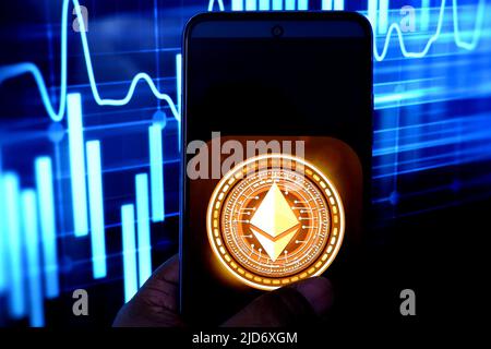 India. 18th giugno 2022. In questa illustrazione della foto viene visualizzato un logo Ethereum su uno smartphone android. (Foto di Avishek Das/SOPA Images/Sipa USA) Credit: Sipa USA/Alamy Live News Foto Stock