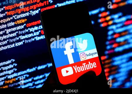 India. 18th giugno 2022. In questa illustrazione fotografica, i logo di diverse applicazioni di social media come YouTube, facebook, Twitter e Instagram sono visualizzati su uno smartphone android. (Foto di Avishek Das/SOPA Images/Sipa USA) Credit: Sipa USA/Alamy Live News Foto Stock