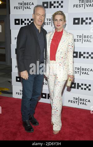 New York, Stati Uniti. 18th giugno 2022. (L-R) gli attori Bob Odenkirk e Rhea Seehorn partecipano alla Premiere 'Better Call Saul' durante il 2022 Tribeca Festival al BMCC Tribeca PAC di New York, NY, 18 giugno 2022. (Foto di Anthony Behar/Sipa USA) Credit: Sipa USA/Alamy Live News Foto Stock