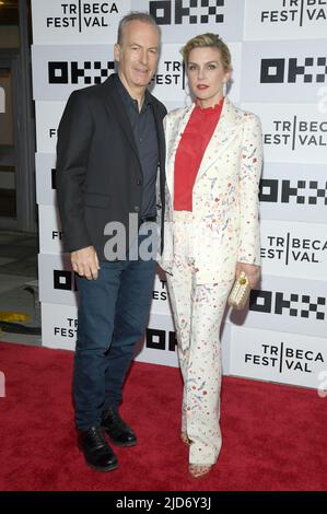 New York, Stati Uniti. 18th giugno 2022. (L-R) gli attori Bob Odenkirk e Rhea Seehorn partecipano alla Premiere 'Better Call Saul' durante il 2022 Tribeca Festival al BMCC Tribeca PAC di New York, NY, 18 giugno 2022. (Foto di Anthony Behar/Sipa USA) Credit: Sipa USA/Alamy Live News Foto Stock