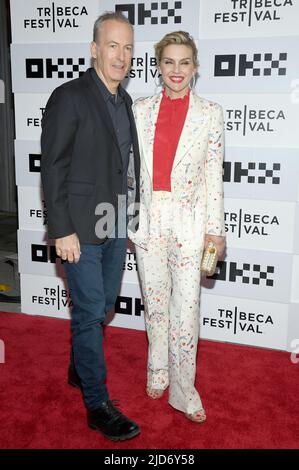 New York, Stati Uniti. 18th giugno 2022. (L-R) gli attori Bob Odenkirk e Rhea Seehorn partecipano alla Premiere 'Better Call Saul' durante il 2022 Tribeca Festival al BMCC Tribeca PAC di New York, NY, 18 giugno 2022. (Foto di Anthony Behar/Sipa USA) Credit: Sipa USA/Alamy Live News Foto Stock