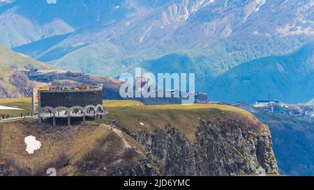 18.05.2022. Gudauri, Georgia. Monumento dell'amicizia tra Georgia e Russia sullo sfondo delle meravigliose montagne del Caucaso. Foto di alta qualità Foto Stock