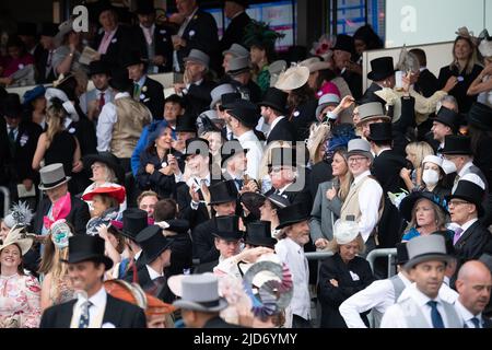 Ascot, Berkshire, Regno Unito. 18th giugno 2022. La folla si diverse a correre al Royal Ascot oggi. Credit: Maureen McLean/Alamy Live News Foto Stock