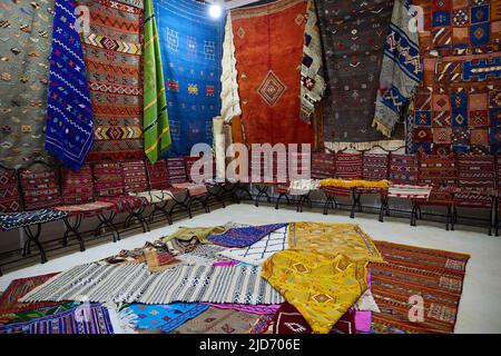 Selezione di tappeti tradizionali sul mercato marocchino a ouarzazate, Marocco Foto Stock