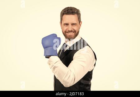 ragazzo felice in boxing guanti e formalwear isolato su sfondo bianco, successo Foto Stock