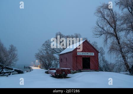 Il Red Shed mattina presto nella neve d'inverno, Glenorchy Foto Stock