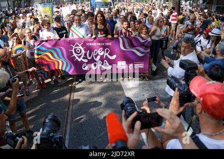 Torino, Italia. 18th giugno 2022. I personaggi si dirigono in testa alla sfilata Torino Pride 2022. Credit: MLBARIONA/Alamy Live News Foto Stock