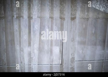 Tende trasparenti sulla finestra. Tessuto alla luce. Tende in casa. Foto Stock