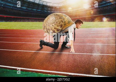 Businessman corre lento come una lumaca in una gara runner Foto Stock