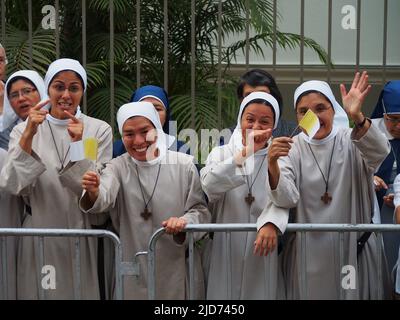 Monache allegre salutano Jorge Bergoglio, il Papa Francesco, nella città di Lima, come parte della sua visita apostolica in Perù Foto Stock