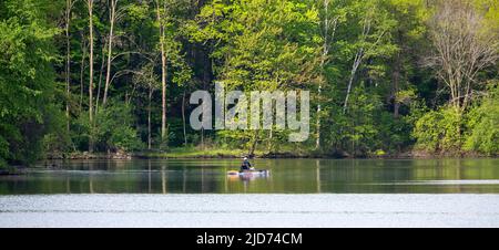 Manitowoc, WI USA - Giugno 28 2022 : pesca in kayak sul lago Foto Stock