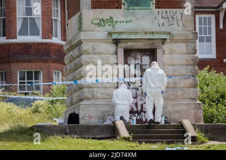 Brighton, East Sussex, Regno Unito. 18th giugno 2022. Un portavoce della polizia del Sussex ha dichiarato: “I servizi di emergenza sono stati chiamati dopo che una donna inconscia è stata trovata in Queen’s Park, West Drive, Brighton, alle 9,49pm di venerdì (17 giugno). “Purtroppo è stata dichiarata morta sulla scena e le indagini sono in corso. La sua morte è trattata come inspiegabile in questo momento. "A chiunque abbia informazioni sull'incidente viene chiesto di segnalare online o di chiamare il numero 101 citando l'operazione Ranworth." Credit: @Dmoonuk/Alamy Live News Foto Stock