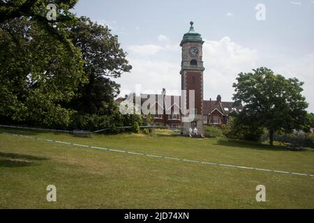 Brighton, East Sussex, Regno Unito. 18th giugno 2022. Un portavoce della polizia del Sussex ha dichiarato: “I servizi di emergenza sono stati chiamati dopo che una donna inconscia è stata trovata in Queen’s Park, West Drive, Brighton, alle 9,49pm di venerdì (17 giugno). “Purtroppo è stata dichiarata morta sulla scena e le indagini sono in corso. La sua morte è trattata come inspiegabile in questo momento. "A chiunque abbia informazioni sull'incidente viene chiesto di segnalare online o di chiamare il numero 101 citando l'operazione Ranworth." Credit: @Dmoonuk/Alamy Live News Foto Stock