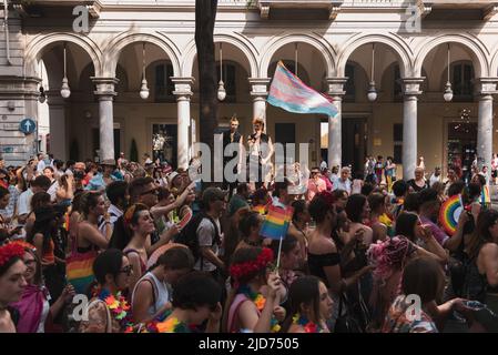 Torino, Torino, Italia. 18th giugno 2022. Persone che passeggiano per le strade di Torino per il LGBTQA Pride. (Credit Image: © Matteo Secci/ZUMA Press Wire) Credit: ZUMA Press, Inc./Alamy Live News Foto Stock