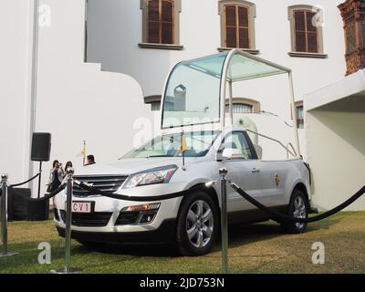 La Popemobile, una variante della Chevrolet Traverse V6 3,6L 281HP, da utilizzare in Perù durante la prossima visita di Papa Francesco i, viene presentata alla stampa. Foto Stock