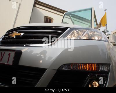 La Popemobile, una variante della Chevrolet Traverse V6 3,6L 281HP, da utilizzare in Perù durante la prossima visita di Papa Francesco i, viene presentata alla stampa. Foto Stock