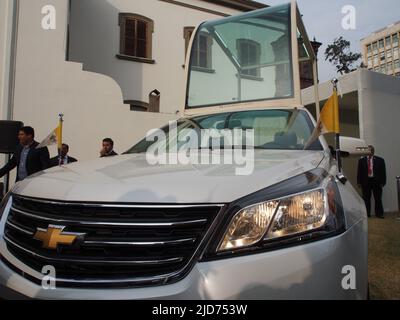 La Popemobile, una variante della Chevrolet Traverse V6 3,6L 281HP, da utilizzare in Perù durante la prossima visita di Papa Francesco i, viene presentata alla stampa. Foto Stock