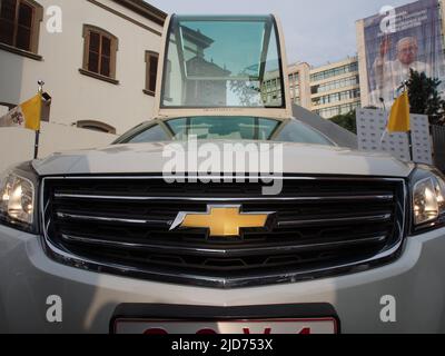 La Popemobile, una variante della Chevrolet Traverse V6 3,6L 281HP, da utilizzare in Perù durante la prossima visita di Papa Francesco i, viene presentata alla stampa. Foto Stock