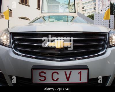 La Popemobile, una variante della Chevrolet Traverse V6 3,6L 281HP, da utilizzare in Perù durante la prossima visita di Papa Francesco i, viene presentata alla stampa. Foto Stock