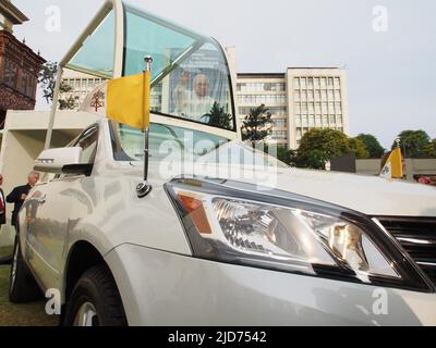 La Popemobile, una variante della Chevrolet Traverse V6 3,6L 281HP, da utilizzare in Perù durante la prossima visita di Papa Francesco i, viene presentata alla stampa. Foto Stock