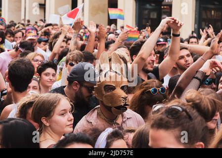 Torino, Torino, Italia. 18th giugno 2022. Persone che passeggiano per le strade di Torino per il LGBTQA Pride. (Credit Image: © Matteo Secci/ZUMA Press Wire) Credit: ZUMA Press, Inc./Alamy Live News Foto Stock