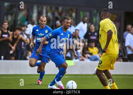 Fort Lauderdale, Florida, Stati Uniti. 18th giugno 2022. 17c - David Trezeguet - ex nazionale francese, giocatore della Juventus FC, 6R - Aldair - ex giocatore della squadra nazionale brasiliana durante la partita di calcio la bella partita da R10 e RC3 posseduto icone globali di calcio e duo brasiliano Ronaldinho e Roberto Carlos al DRV Pink Stadium in Florida, USA. Credit: Yaroslav Sabitov/YES Market Media/Alamy Live News. Foto Stock