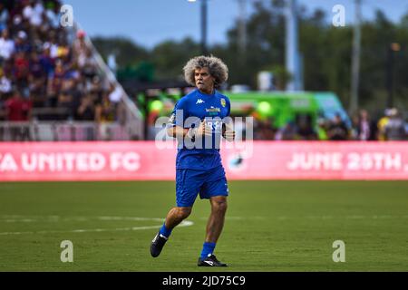 Fort Lauderdale, Florida, Stati Uniti. 18th giugno 2022. 10c - Carlos ‘El Pibe’ Valderrama - ex nazionale colombiana, Miami Fusion giocatore durante la partita di calcio The Beautiful Game by R10 e RC3 posseduto icone di calcio globali e duo brasiliano Ronaldinho e Roberto Carlos al DRV Pink Stadium in Florida, USA. Credit: Yaroslav Sabitov/YES Market Media/Alamy Live News. Foto Stock