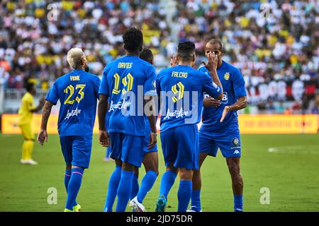 Fort Lauderdale, Florida, Stati Uniti. 18th giugno 2022. 23c - Arturo Vidal - Inter Milan, nazionale cilena, 19 Vidal, 9C - Radamel Falcao - Rayo Vallecano, Giocatore di squadra nazionale colombiana durante la partita di calcio The Beautiful Game by R10 e RC3 posseduto icone di calcio globale e duo brasiliano Ronaldinho e Roberto Carlos al DRV Pink Stadium in Florida, USA. Credit: Yaroslav Sabitov/YES Market Media/Alamy Live News. Foto Stock