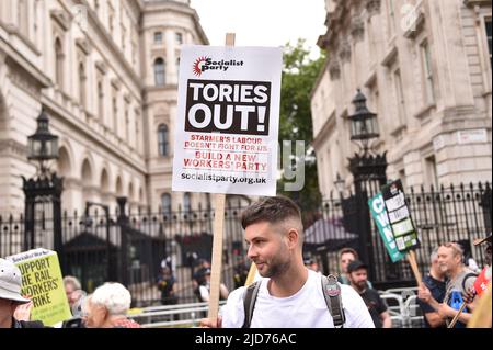 Londra, Regno Unito. 18th giugno 2022. Il manifestante tiene un cartello che dice Tories fuori, durante il rally. Migliaia di manifestanti hanno marciato attraverso il centro di Londra durante un raduno organizzato dal TUC (Congresso sindacale) per chiedere un’azione sui costi della crisi vivente e sui salari più alti. (Foto di Thomas Krych/SOPA Images/Sipa USA) Credit: Sipa USA/Alamy Live News Foto Stock