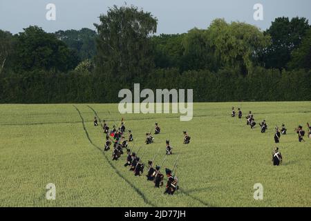 Waterloo, Belgio. 18th giugno 2022. I re-enattori partecipano alla rievocazione della Battaglia di Waterloo del 1815 a Waterloo, Belgio, 18 giugno 2022. Circa 2.000 re-enattori, più di 100 cavalli e oltre 20 canoni hanno partecipato alla rievocazione, mostrando lo scontro del 18 giugno 1815 tra Napoleone e Wellington. L'evento ha segnato il 207th anniversario della battaglia di Waterloo. Credit: Zheng Huansong/Xinhua/Alamy Live News Foto Stock