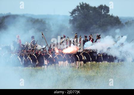 Waterloo, Belgio. 18th giugno 2022. I re-enattori si esibiscono durante la rievocazione della Battaglia di Waterloo del 1815 a Waterloo, Belgio, il 18 giugno 2022. Circa 2.000 re-enattori, più di 100 cavalli e oltre 20 canoni hanno partecipato alla rievocazione, mostrando lo scontro del 18 giugno 1815 tra Napoleone e Wellington. L'evento ha segnato il 207th anniversario della battaglia di Waterloo. Credit: Zheng Huansong/Xinhua/Alamy Live News Foto Stock