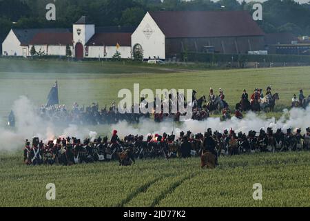 Waterloo, Belgio. 18th giugno 2022. I re-enattori partecipano alla rievocazione della Battaglia di Waterloo del 1815 a Waterloo, Belgio, 18 giugno 2022. Circa 2.000 re-enattori, più di 100 cavalli e oltre 20 canoni hanno partecipato alla rievocazione, mostrando lo scontro del 18 giugno 1815 tra Napoleone e Wellington. L'evento ha segnato il 207th anniversario della battaglia di Waterloo. Credit: Zheng Huansong/Xinhua/Alamy Live News Foto Stock