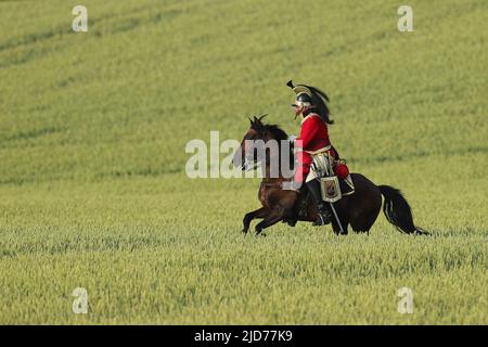 Waterloo, Belgio. 18th giugno 2022. Un re-enattore si esibisce durante la rievocazione della Battaglia di Waterloo del 1815 a Waterloo, Belgio, il 18 giugno 2022. Circa 2.000 re-enattori, più di 100 cavalli e oltre 20 canoni hanno partecipato alla rievocazione, mostrando lo scontro del 18 giugno 1815 tra Napoleone e Wellington. L'evento ha segnato il 207th anniversario della battaglia di Waterloo. Credit: Zheng Huansong/Xinhua/Alamy Live News Foto Stock