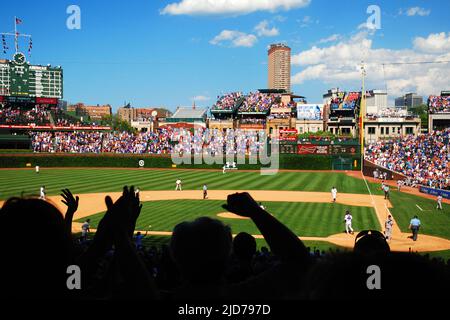 I fan del Wrigley Field di Chicago si acclamano mentre i Cubs registrano l'ultimo nella loro vittoria Foto Stock