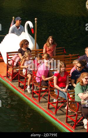 I motociclisti potranno godersi una piacevole crociera sulle iconiche Swan Boats nel Giardino pubblico di Boston Foto Stock