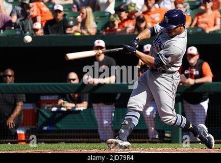 Baltimora, Stati Uniti. 18th giugno 2022. BALTIMORE, MD - 18 GIUGNO: Il catcher di Tampa Bay Rays Francisco Mejia (21) si mette in contatto durante una partita MLB tra i Baltimore Orioles e i Tampa Bay Rays, il 18 giugno 2022, all'Orioles Park a Camden Yards, a Baltimora, Maryland. (Foto di Tony Quinn/SipaUSA) Credit: Sipa USA/Alamy Live News Foto Stock