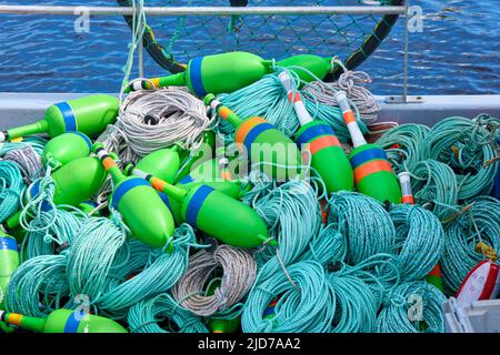 Bouys colorati utilizzati per segnare la posizione delle trappole di aragosta sott'acqua sul ponte di una barca di aragosta in Glace Bay Nova Scotia. Foto Stock