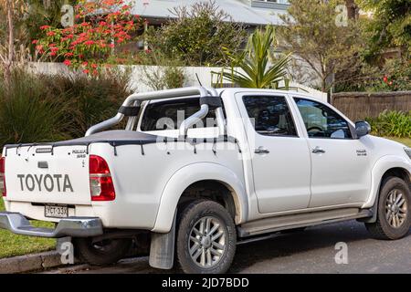 2014 modello bianco Toyota Hilux auto utilitaria parcheggiata in Avalon Beach strada, Sydney, NSW, Australia Foto Stock