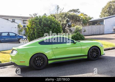 Green 2020 Ford Mustang Coupé parcheggiato in una strada di Sydney nel 2022, Sydney, NSW, Australia Foto Stock