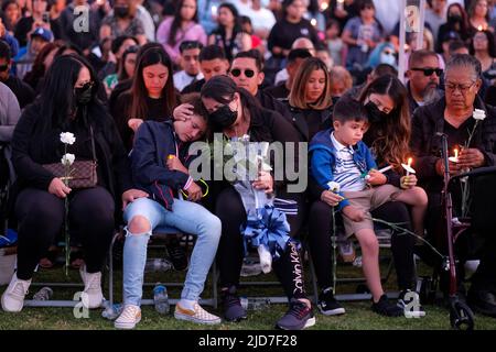 Los Angeles, Stati Uniti. 18th giugno 2022. Membri della famiglia degli ufficiali di polizia caduti di El Monte CPL. Michael Paredes e l'ufficiale Joseph Santana partecipano a una veglia a lume di candela a El Monte, California, il 18 giugno 2022. I due poliziotti sono stati uccisi martedì in una sparatoria, mentre indagavano su un possibile pugnare nel motel suburbano di Los Angeles, e il sospetto è morto sulla scena, ha detto le autorità. (Credit Image: © Ringo Chiu/ZUMA Press Wire) Foto Stock