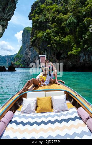 Lussuoso Longtail barca a Krabi Thailandia, uomo di coppia, e donna in un viaggio all'isola tropicale 4 isola di viaggio in Krabi Thailandia. Donna asiatica e uomo europeo a mezza età in vacanza in Thailandia. Foto Stock