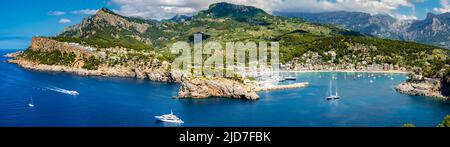 Vista panoramica della baia del villaggio di Port de Soller Mallorca con porto turistico Tramontana e montagne della Serra de Tramuntana sullo sfondo. Foto Stock