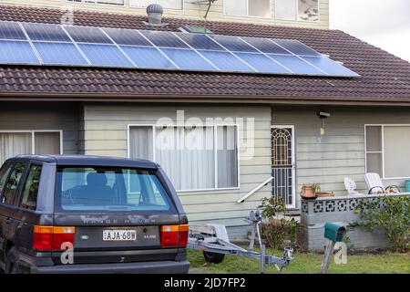 1995 vettura Range Rover parcheggiata in una casa di Sydney con pannelli solari sul tetto montati, Sydney, NSW, Australia Foto Stock